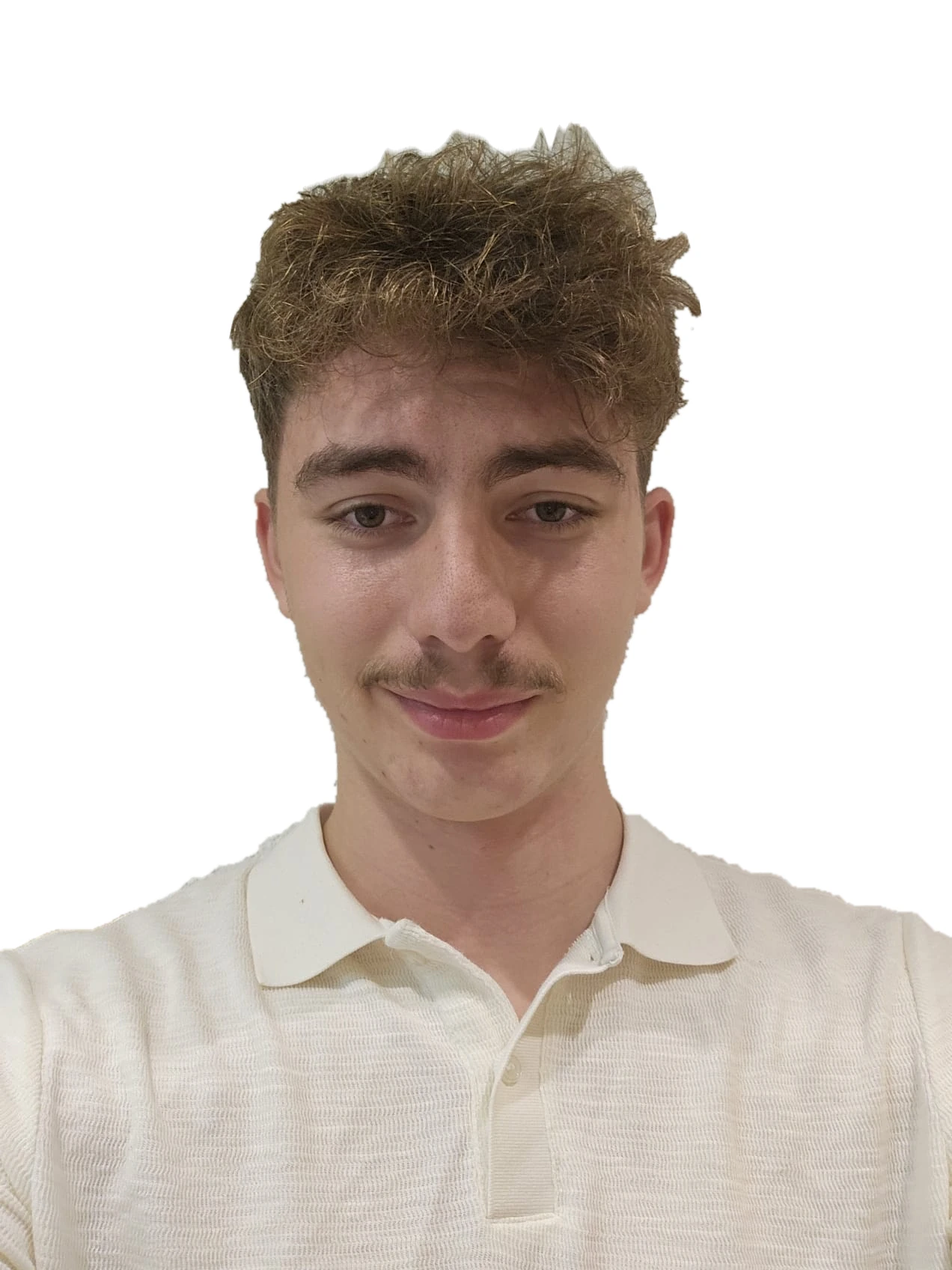 Tristan Angel Br&ouml;nhorst mit hellem Poloshirt vor wei&szlig;em Hintergrund